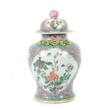 Famille Rose Deckelvase China, Mitte