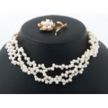 Perlencollier und Brosche