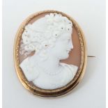 Brosche mit Muschelkamee um 1900,