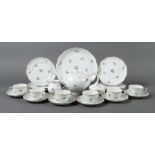 Teeservice mit gestreuten Blümchen für