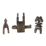 Drei figürlich geschnitzte Utensilien