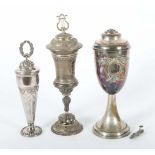 3 variierende Deckelpokale 20. Jh.,