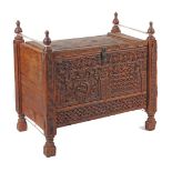 Nuristan Truhe mit zwei Bogenfeldern