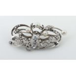 Brosche mit Diamanten & Perlen um