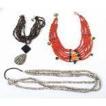 3 Colliers aus Glasperlen 20. Jh., aus
