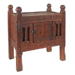 Nuristan Truhe mit aufgelegtem