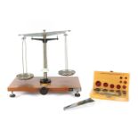 Präzisionswaage mit Gewichten Gottl.