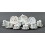 Kaffeeservice mit gestreuten Blümchen