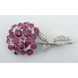 Brosche mit Rubinen modern, in Form