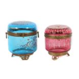 2 Dosen auf Füßen 19./20. Jh., 1x in