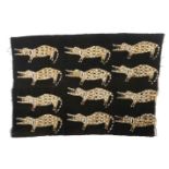 Tuch mit Krokodilfiguren