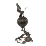 Deckelgefäß auf Drache Japan, um 1900,