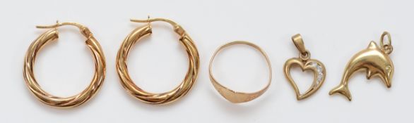 A pair of 9ct gold twisted hoop earrings, 20mm, a 9ct gold heart ring, F, a 9ct gold dolphin