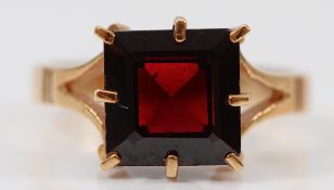 A 9ct gold garnet dress ring, J, 2.8g