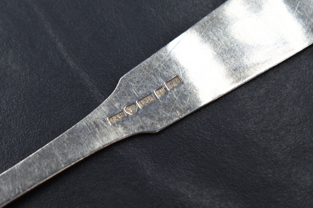 A pair of Finnish silver fiddle pattern dessert spoons, having shell decoration and 'OJH' monogram - Image 4 of 4