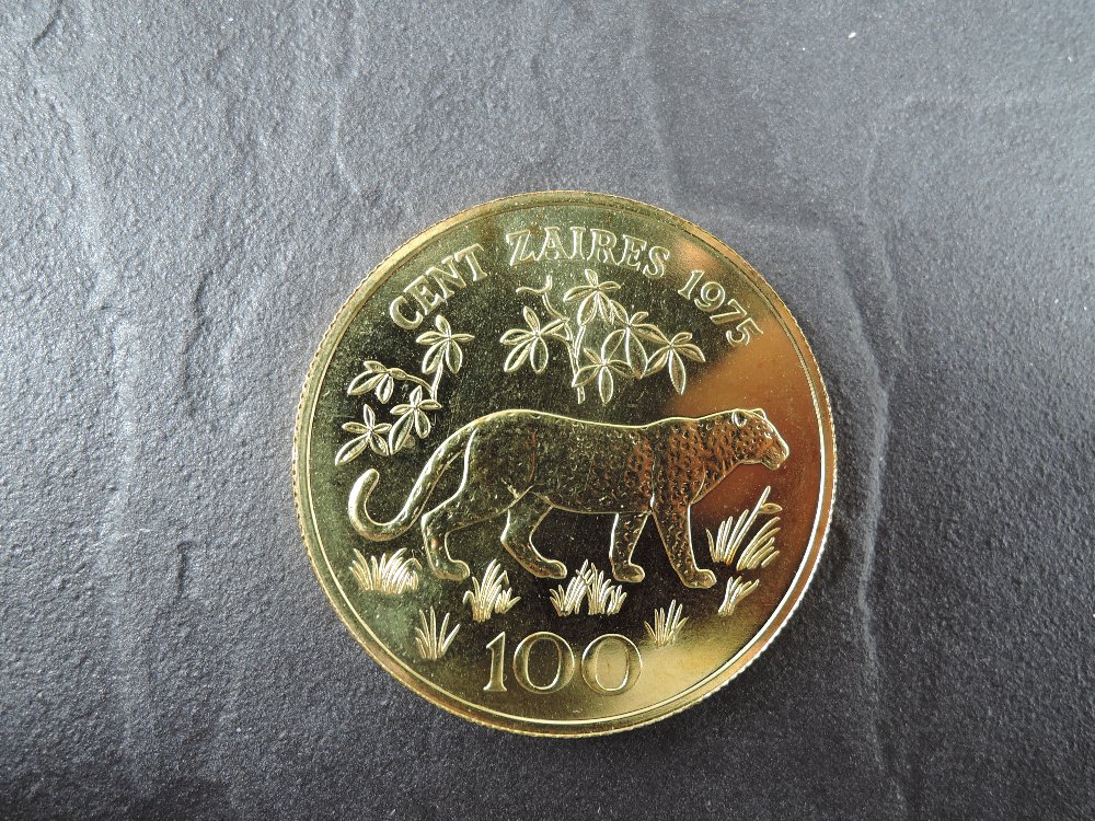 A 1975 Banque Du Zaire 100 Zaires Gold Coin, Leopard to reverse, Uncirculated in damaged plastic - Image 2 of 3