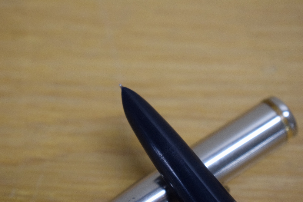 A Parker 51 MKII aerometric fill fountain pen in navy blue with flighter cap with single gold cap - Image 2 of 3