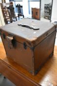 A vintage luggage/hat box, approx. 46 x 42 x 41cm