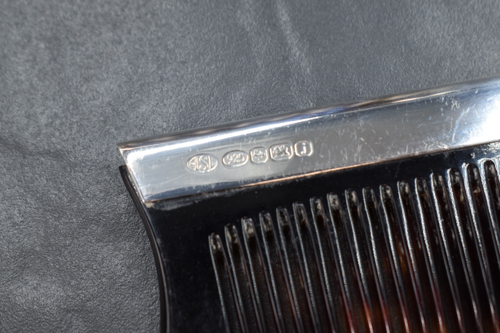 An Elizabeth II silver mounted gentleman's hair brush, of plain rectangular form, along with a - Image 4 of 4