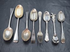 A pair of Edwardian silver Old English pattern teaspoons, marks for London 1908, maker Josiah