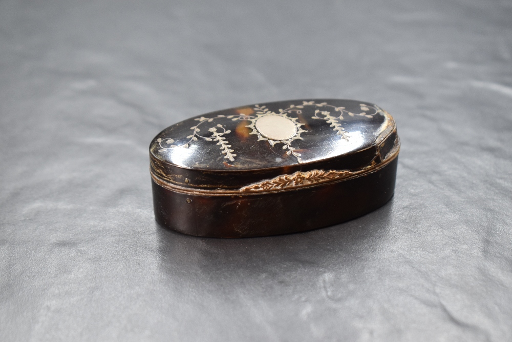 A 20th century white metal inlaid tortoiseshell trinket box, of hinged oval form having a vacant - Image 2 of 6