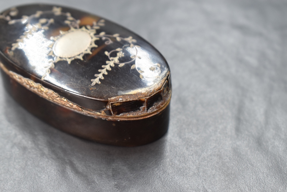 A 20th century white metal inlaid tortoiseshell trinket box, of hinged oval form having a vacant - Image 6 of 6