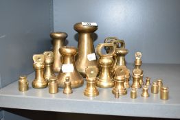 A group of brass weights, heaviest 71b, h13.5cm, ( 25 )