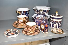 A selection of ceramic ware decorated in the Old Imari pattern, to include a Spode Copeland cup