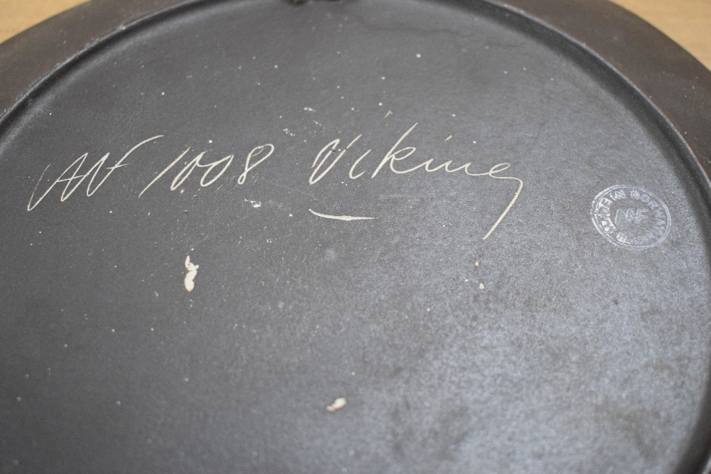 An attractive mid-century wall plate depicting a Norwegian Viking ship decorated in red, blue and - Image 2 of 2