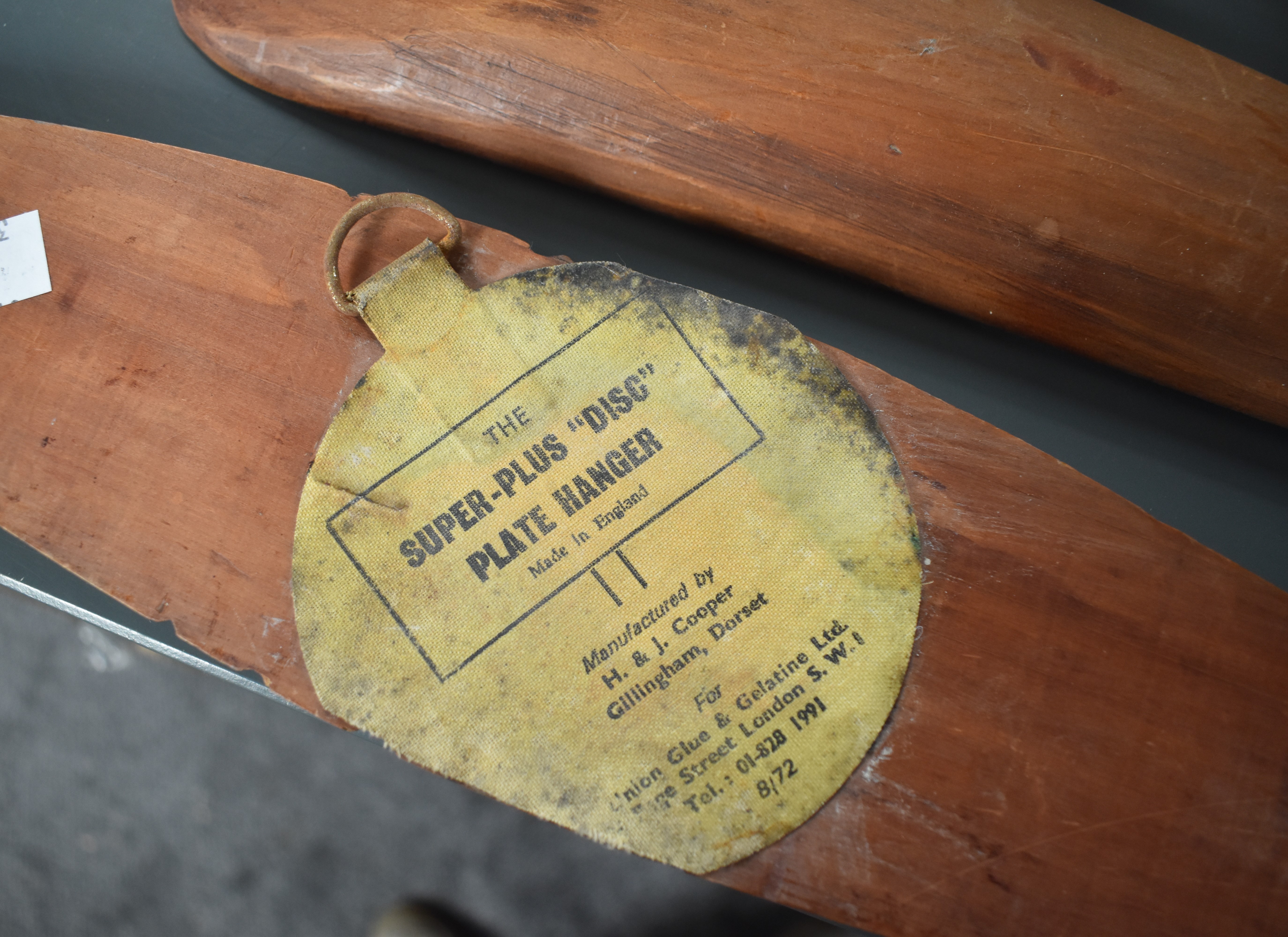 A tribal hand club style Taiaha, carved with inlaid mother of pearl paua eyes, L91cm - Image 3 of 4