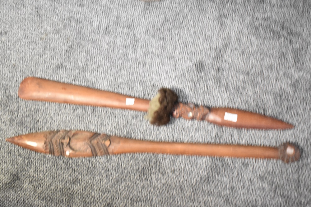 A tribal hand club style Taiaha, carved with inlaid mother of pearl paua eyes, L91cm - Image 2 of 4