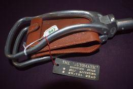 An automatic shooting stick self adjusting with swivel head