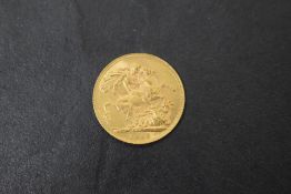 A 1913 George V Gold Sovereign, George & Dragon, Royal Mint, 7.9g
