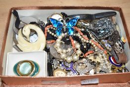 An assortment of costume jewellery, including silver cufflinks, an agate brooch, faux pearls and