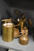 An early 20th century brass garden sprayer, h20cm, sold together with a blow lamp and oil can, (3)