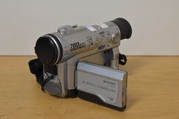 Sharp VL-WD250 Digital Viewcam camcorder. 26x optical zoom lens, f3.5 lens. With battery pack,