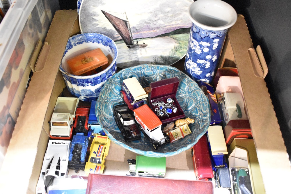 A 19th Century Chinese Prunus vase 20cm, a Copeland Spode 'Italian' plate and ridged planter, a - Image 2 of 5