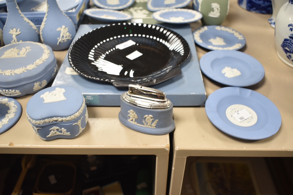 A large selection of Wedgwood Jasperware items to include pin dishes, trinket dishes, candle holder, - Image 3 of 4