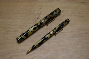 A Wahl Oversized lever fill fountain pen and propelling pencil in Pearl and Black with broad deco