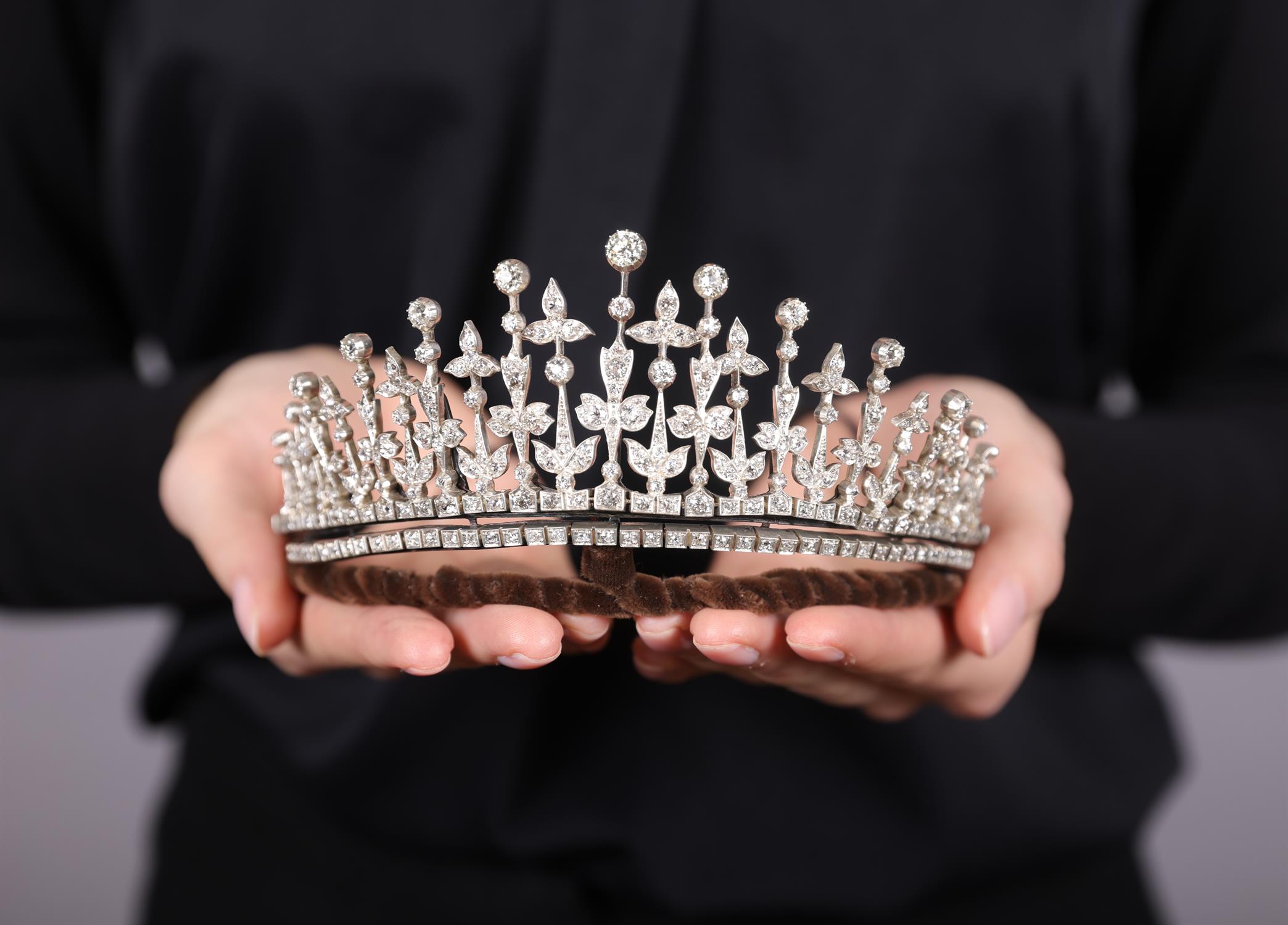 A LATE 19TH CENTURY DIAMOND TIARA/NECKLACE, CIRCA 1890 Designed as a series of graduated - Image 9 of 9