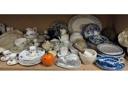 A Salopian blue and white Nankin pattern sauce boat and stand together with Japanese porcelain