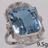 FINE ART-DECO AQUAMARINE AND DIAMOND CLUSTER RING