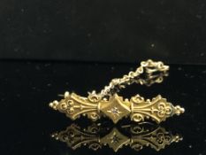 15ct Gold Victorian pin brooch with safety chain W