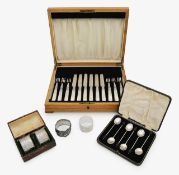 A cased pair of Edward VII silver napkin rings