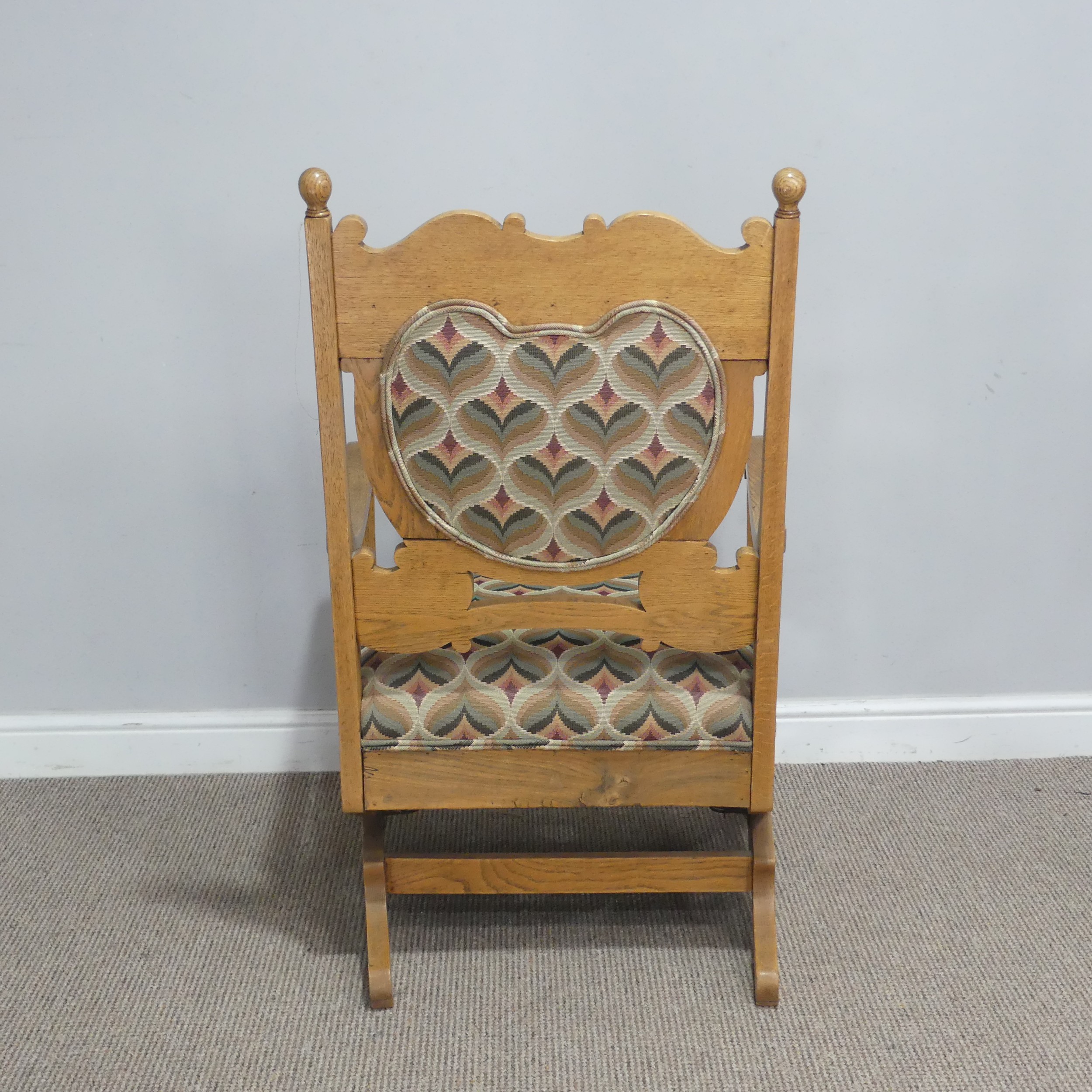 An early 20th century American oak rocking Chair, W 63.5 cm x H 102.5 cm x D 67.5 cm. - Image 4 of 6