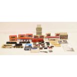 Mixed group of 00 gauge railway trainset items