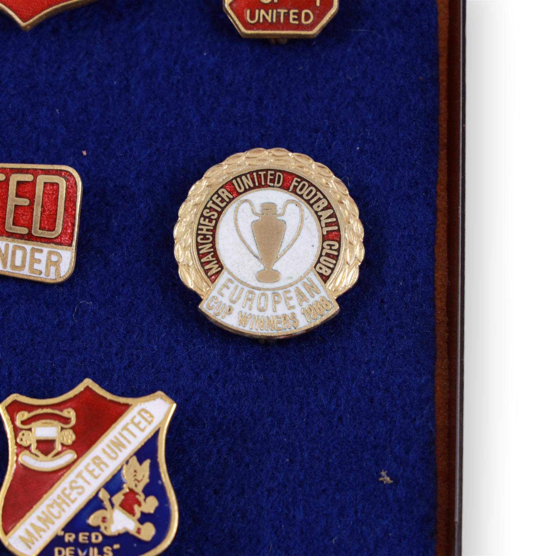 Twenty-one Manchester United enamel pin badges, including 1968 European ...