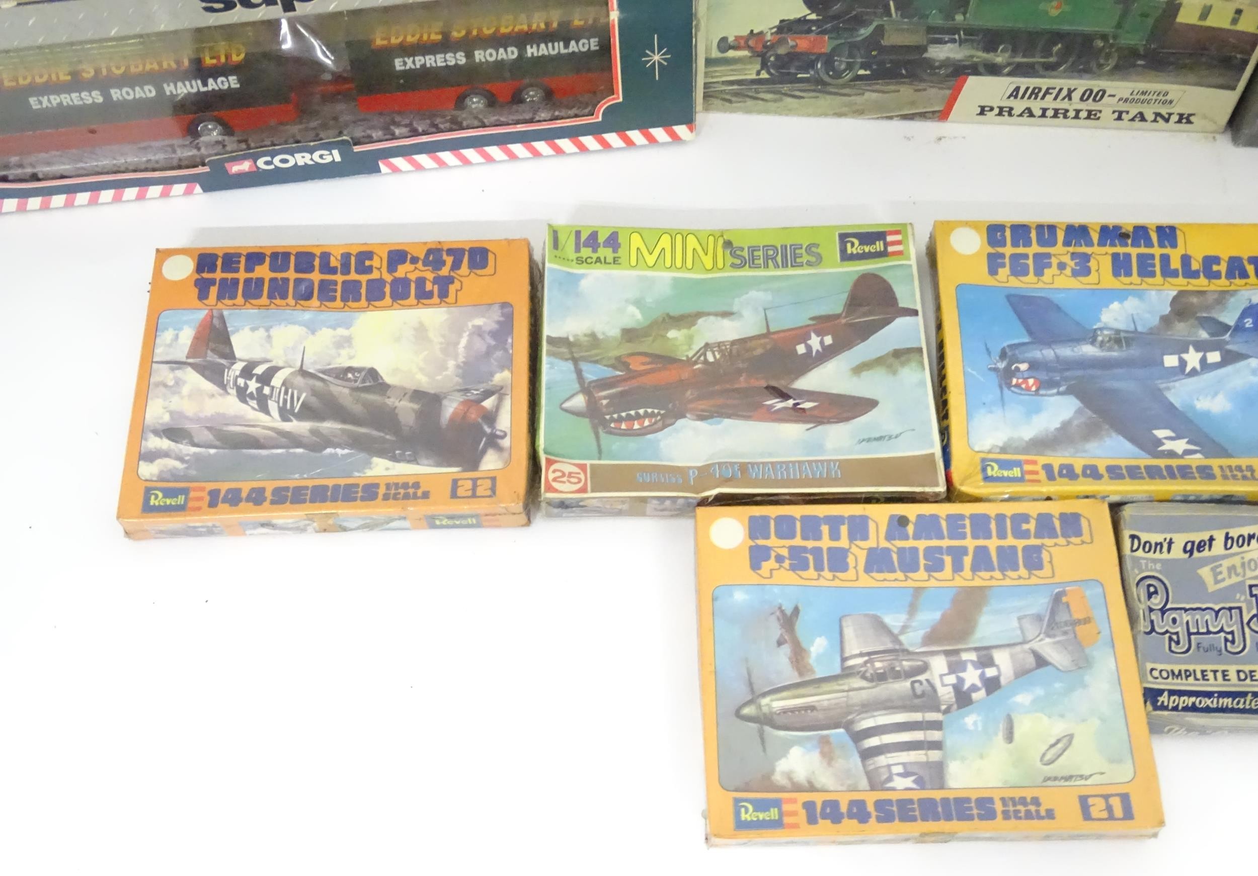 A quantity of assorted Corgi, Airfix and Revell models and model kits, including military - Image 5 of 6