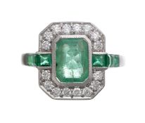 Bague en or blanc ornée d'une émeraude