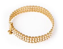 Bracelet en or jaune serti de petites perles blanches